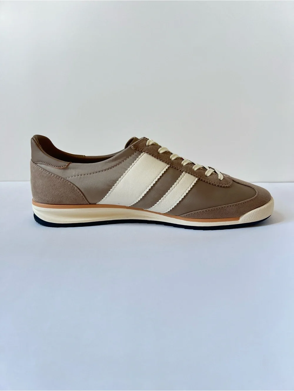 Madden Girl Jumper Taupe & White Women's Retro Casual Trainer Sneakers SZ 8.5